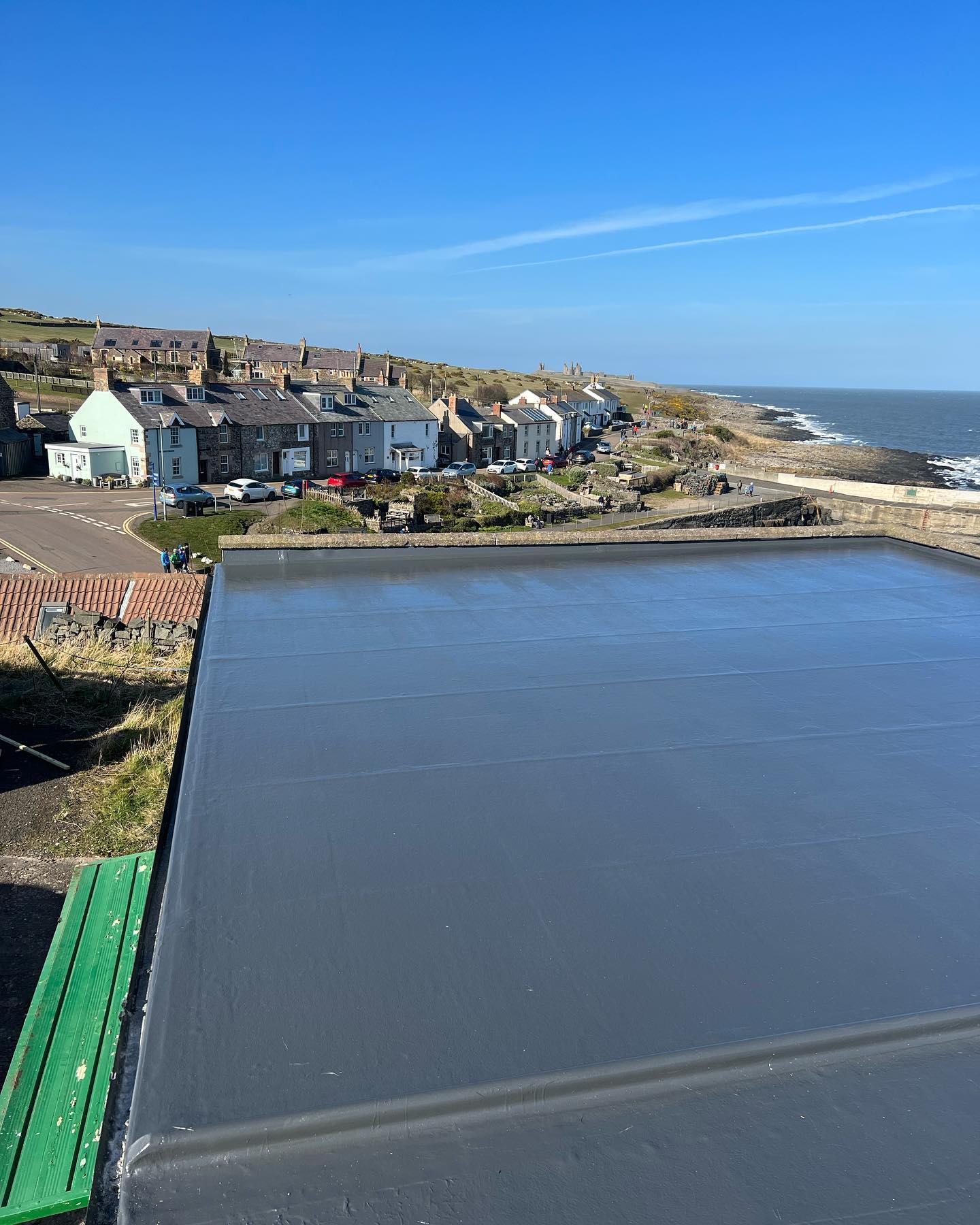 485187978_9547680105296225_4020437419588172280_n Flat roof with coast in the background